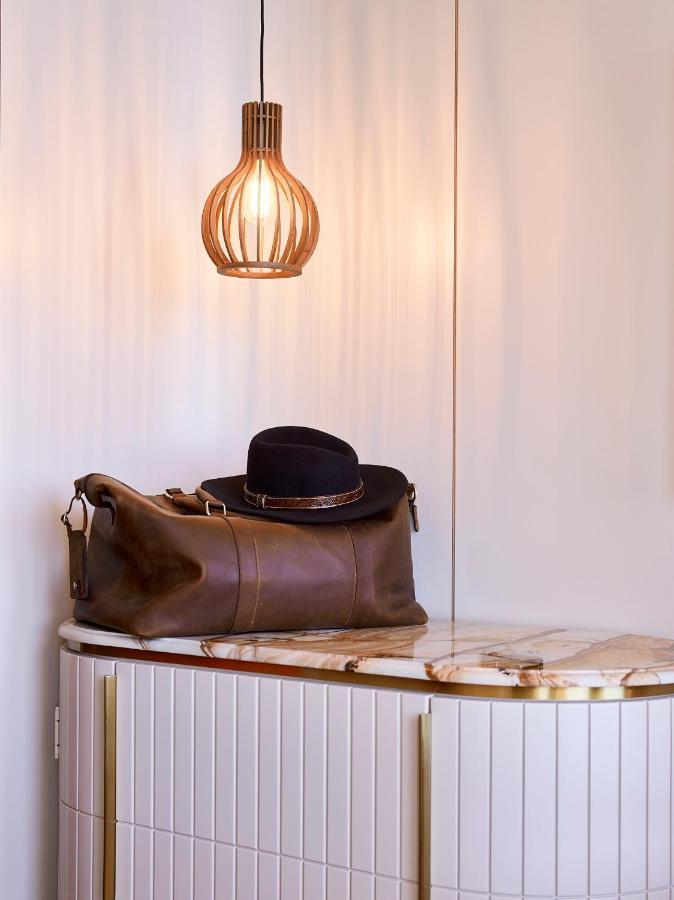Hotel Crystalbrook Kingsley Newcastle Exteriér fotografie A leather duffle bag